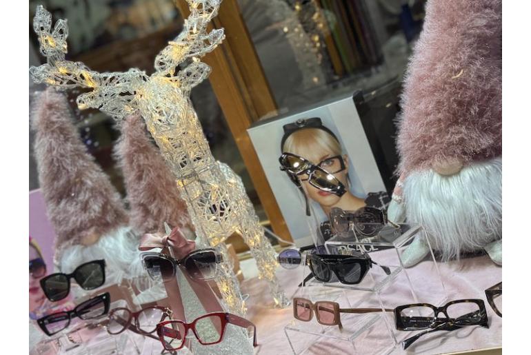 Idee regalo: gli occhiali simbolo di eleganza e lusso per sorprendere a Natale 2025